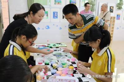 東莞市第四屆中小學(xué)美術(shù)特色展評審專家小組走入虎外